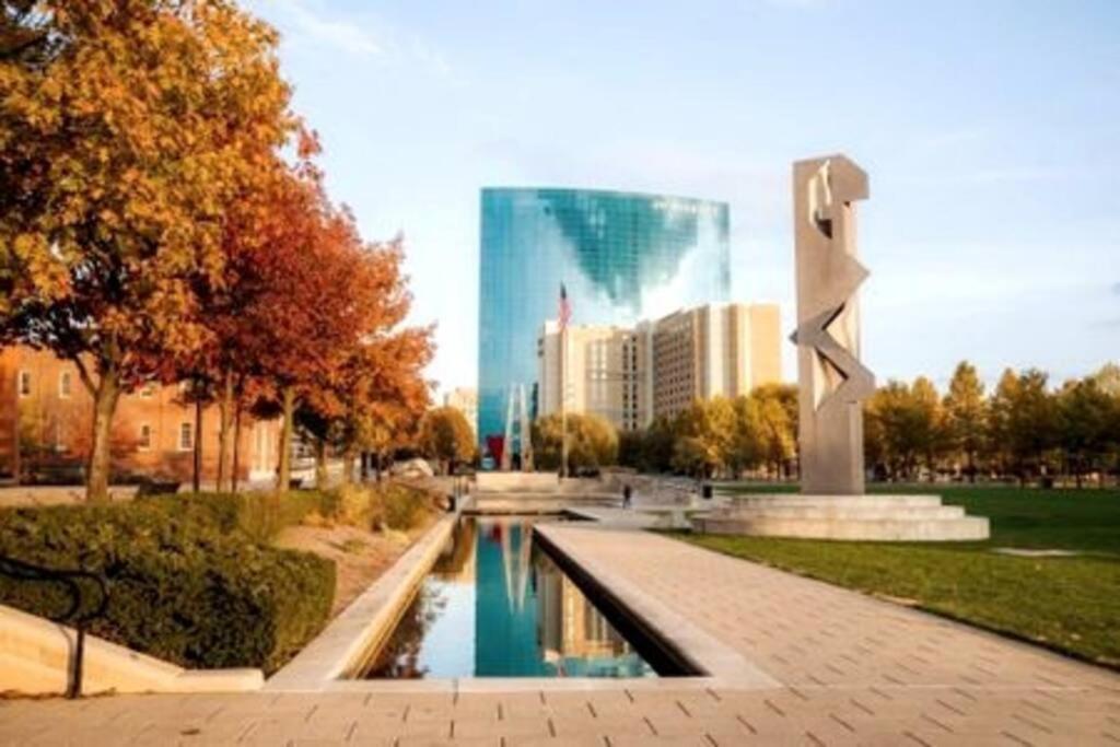 Free Parking! Downtown King Suite Lucas Oil- Conv Center Skywalk#1 Indianapolis Exterior photo