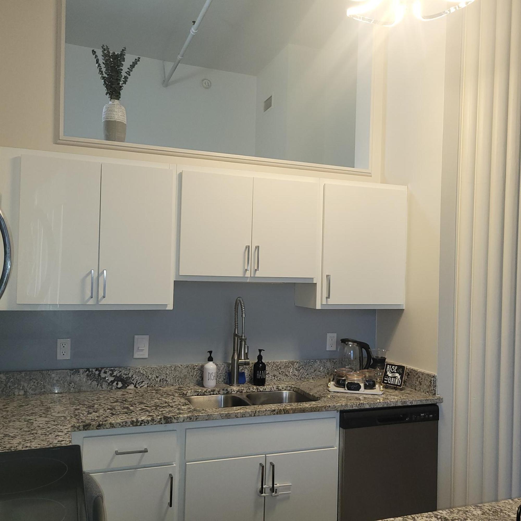 Free Parking! Downtown King Suite Lucas Oil- Conv Center Skywalk#1 Indianapolis Exterior photo